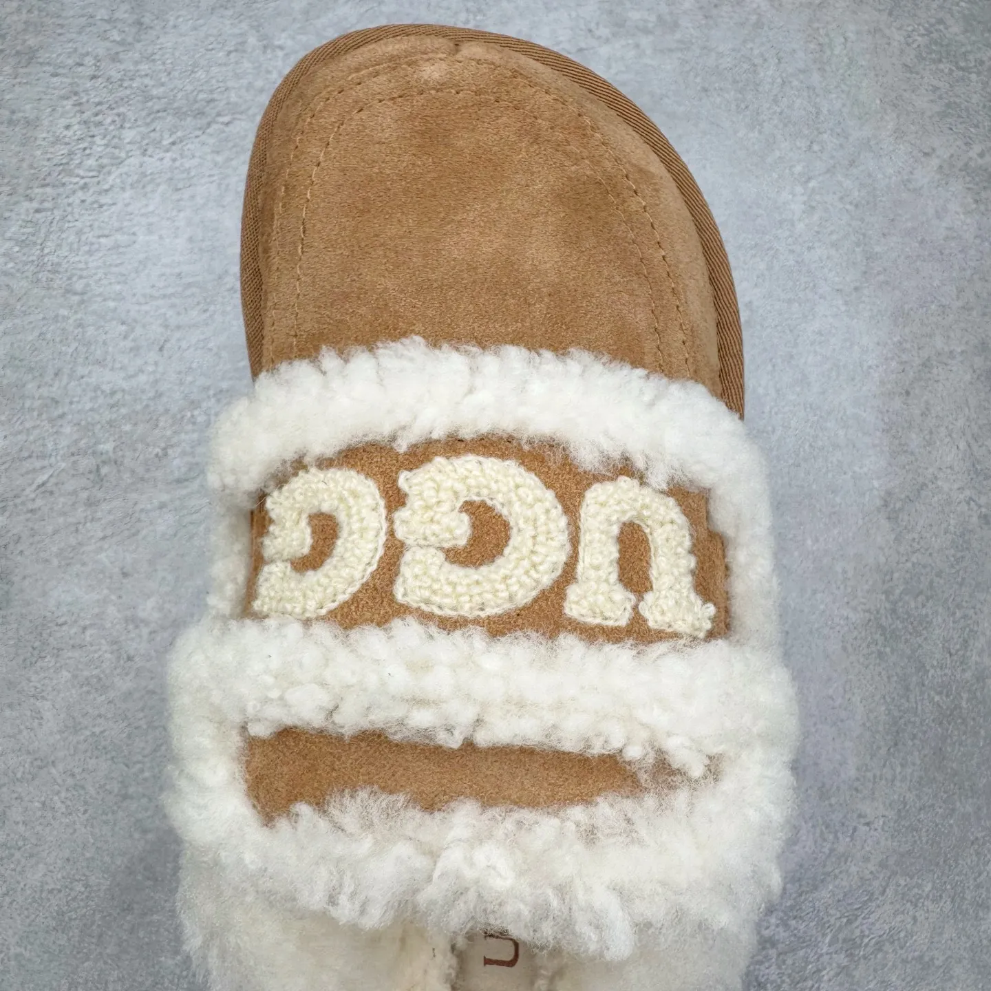 Pick up locally 💰 440 UGG slippers 1206 letter embroidered classic short-tube autumn and winter sheep fur all-in-one snow boots All shoes are made from the same factory as ZP Longfeng A-grade Australian imported sheep fur all-in-one Brand OEM production line Fully follow the ZP process flow OEM original pattern maker Adhere to no original shoes and no development selection Pay attention to every detail The most authentic version on the market TREADLITE "Light Wing" technology outsole Lightweight/durable/flexible/pile size: 35 36 37 38 39 40 Coding: by2936070